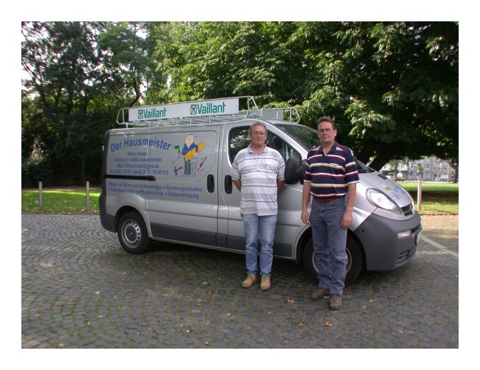 Das Team des Hausmeisterservice Haake vor dem beschrifteten Firmenwagen